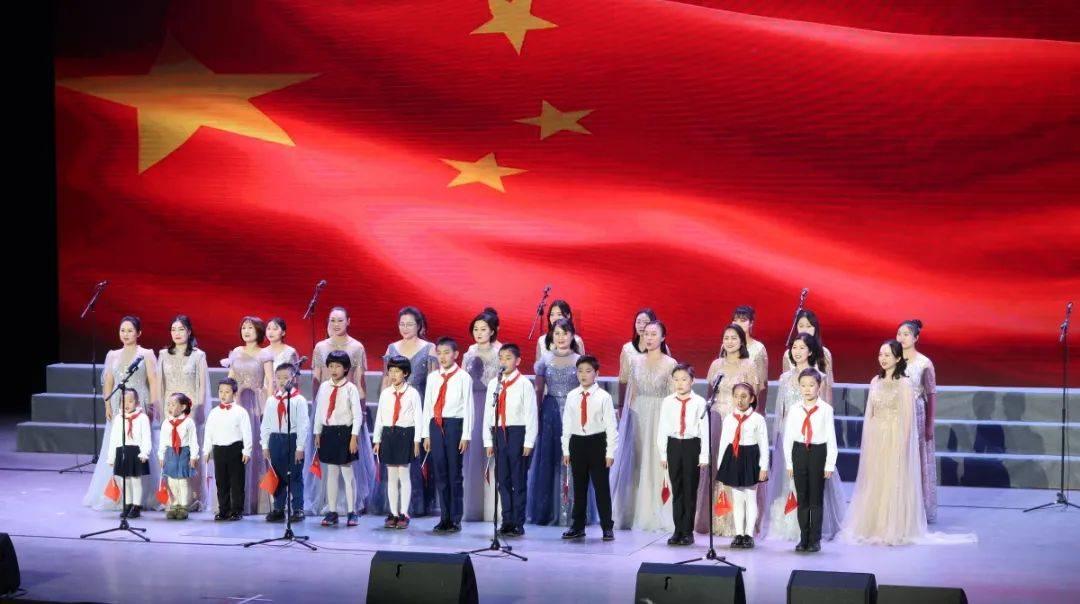 全景天窗翻车，车顶玻璃碎，会导致头部撞地爆头吗？